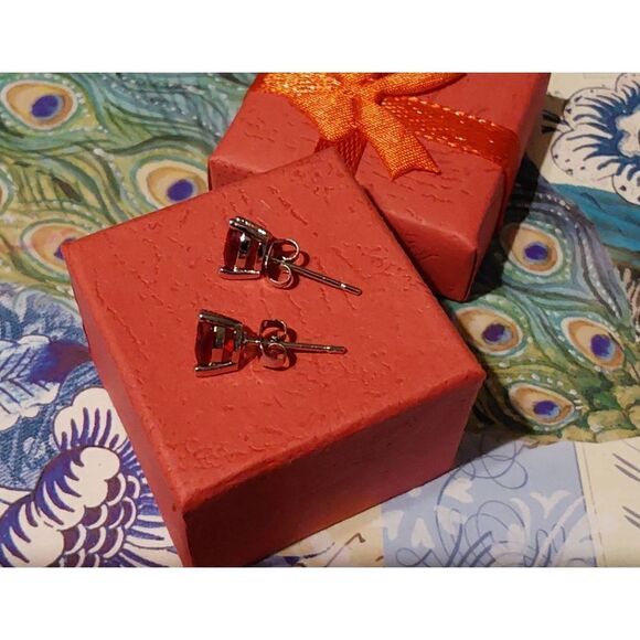 Gorgeous 2 Carat Heart Cut Siam Ruby Stud Earrings~.925 Sterling Silver - Picture 2 of 2